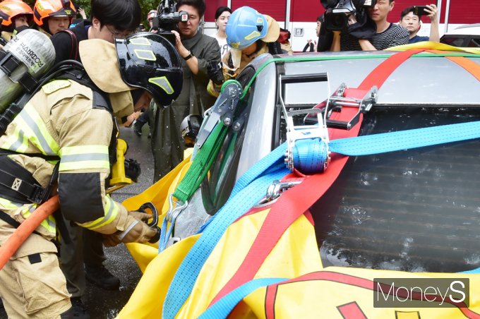 [머니S픽] 안전한 지역만들기… 서초, 전기차 화재 신속 대응 소방 훈련
