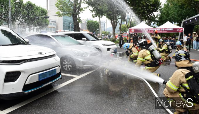 [머니S픽] 안전한 지역만들기… 서초, 전기차 화재 신속 대응 소방 훈련