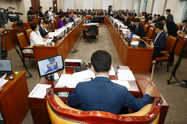 허석곤 소방청장이 12명의 사상자를 낸 부천 호텔 화재 사건 당시 미흡했던 대처를 보완할 것이라고 말했다. 사진은 2일 서울 국회 행정안전위원회 전체회의장의 모습. /사진=뉴스1