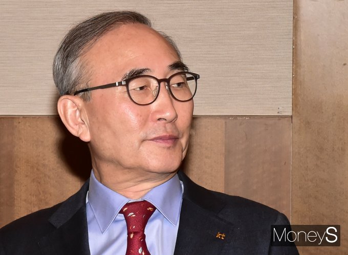KT가 이동통신 사업에서 경쟁력을 잃어가고 있는 가운데 김영섭 대표의 비용 절감 경영정책이 자칫 이동통신 사업의 근원적 경쟁력까지 떨어뜨릴 수 있다는 우려가 나온다. 사진은 김영섭 KT 대표이사 지난 3월 서울 중구 태평로1가 한국프레스센터에서 진행된 방송통신위원회와 이동통신3사·제조사 간담회에 참석한 모습. /사진=머니S(임한별 기자)