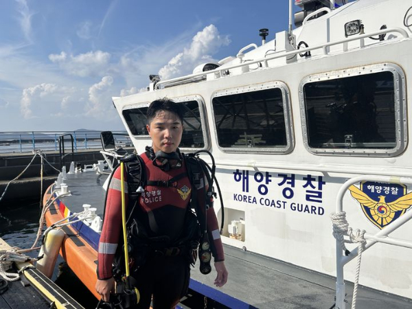 일주일 동안 계곡과 도로에서 두명의 심정지 환자를 구해낸 의인이 현직 해양경찰인 것으로 밝혀졌다. 사진은 해양경찰로 근무 중인 반윤혁 경장의 모습. /사진=뉴시스(통영해양경찰서 제공)