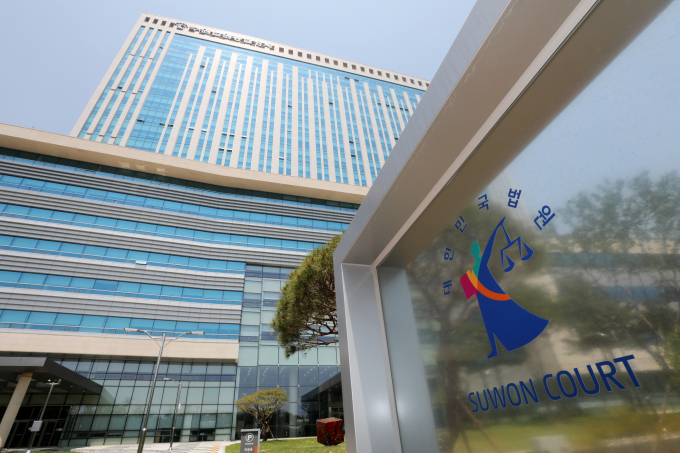 의료 과실로 50대 여성에게 왼쪽 무릎 아래를 절단하는 중상해를 입힌 의사가 항소심에서도 금고형 집행유예를 받았다. 사진은 수원법원종합청사 전경. /사진=뉴스1