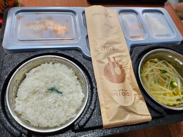 울산지역 내 플랜트 건설 현장 근로자들이 도시락에서 돈벌래와 개구리 사채가 나왔다고 주장했다. 사진은 울산 공단 내 플랜트 건설현장에서 제공된 도시락에 돈벌래 사체로 추정되는 시체가 나온 모습. /사진=뉴시스(플랜트건설노조 울산지부 제공)