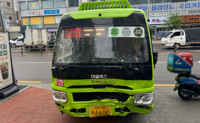 마을버스가 신호를 기다리던 차량 5대를 들이받는 사고가 발생했다. 사진은 본문 내용과는 관련 없는 마을버스 교통사고 현장. / 사진=뉴시스
