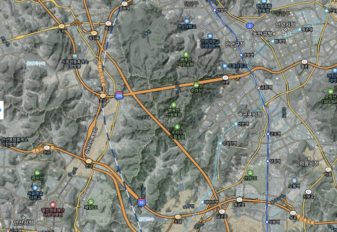 제1수도권 순환·수원-광명간·영동·서해안 4개 고속도로가 이미 관통하고 있는 경기 중서부의 명산 '수리산'의 모습. 수리산 동쪽은 인구 26만여명의 군포시. 사진제공=카카오맴