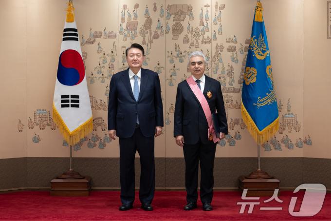 [사진] 윤석열 대통령, 파티 비롤 IEA사무총장에게 수교훈장 광화장 수여