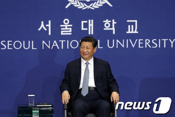 시진핑(習近平) 중국 국가주석이 국빈방한 이틀째인 4일 오전 서울대학교 글로벌공학교육센터에서 특강에 앞서 오연천 총장의 환영사를 경청하고 있다. 시 주석은 이날 국회 방문과 서울대 강연에 이어 박근혜 대통령과 국빈 오찬을 갖고 양국 기업인 450여명이 참가하는 '한중 경제통상협력 포럼'에 참석할 예정이다. 2014.7.4/뉴스1
