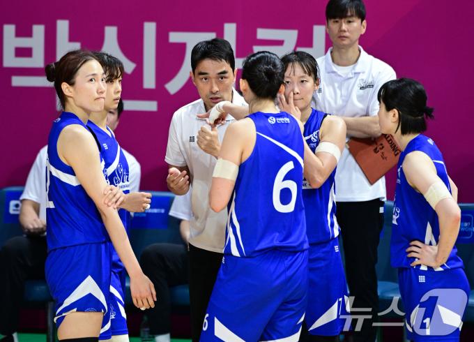 [사진] 박신자컵, 작전지시하는 구나단 감독