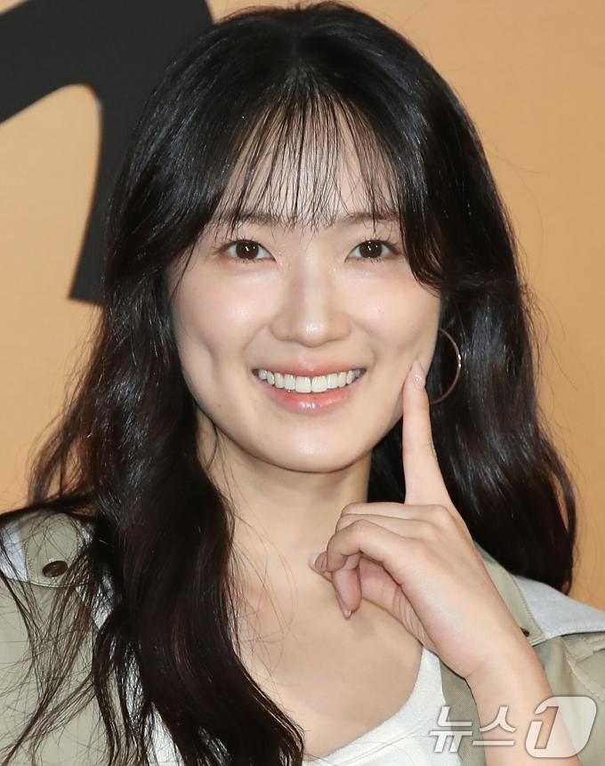 [사진] 김혜윤, 볼 콕