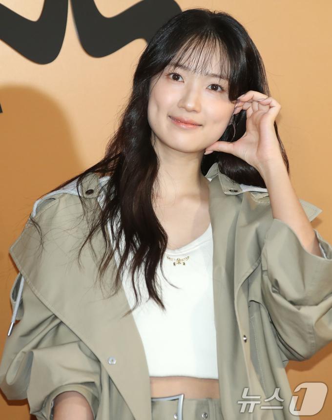 [사진] 김혜윤, 설렘지수 높이는 볼 하트