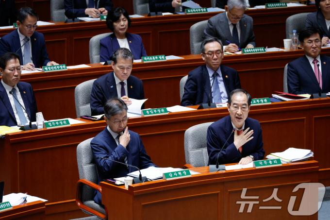 한덕수 국무총리가 2일 오전 서울 여의도 국회에서 열린 제418회국회(정기회) 제1차 예산결산특별위원회 전체회의에서 황정아 더불어민주당 의원 질의에 답하고 있다. 2024.9.2/뉴스1 ⓒ News1 안은나 기자