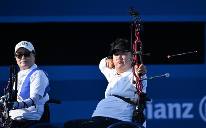 2024 파리 올림픽 양궁 W1 혼성 단체전에 출전한 박홍조(오른쪽)와 김옥금. (대한장애인체육회 제공)
