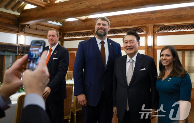 [사진] 윤석열 대통령, 미국 상원의원단과 함께