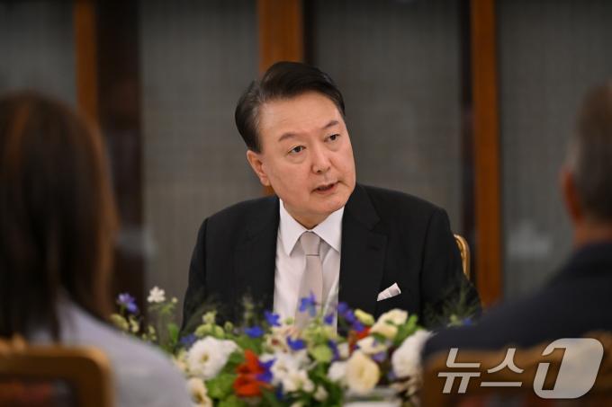 윤석열 대통령이 2일 청와대 상춘재에서 열린 미국 상원 의원단 초청 만찬에서 발언을 하고 있다. (대통령실 제공) 2024.9.2/뉴스1 ⓒ News1 송원영 기자