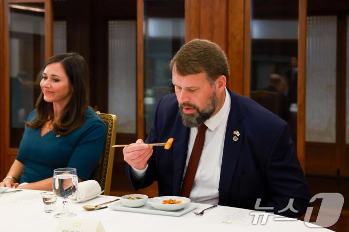 [사진] 떡볶이 맛보는 미 상원의원 케이티 브릿의 남편