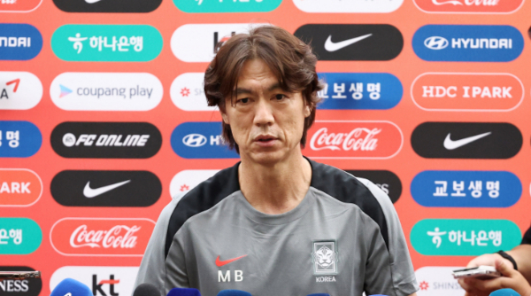 홍명보 대한민국 축구 국가대표팀 감독이 지난 2일 경기 고양시 고양종합운동장에서 3차 예선을 앞둔 소감을 밝혔다. 사진은 지난 2일 공개훈련 전 취재진과 인터뷰 하는 모습/사진=뉴시스