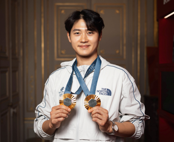 오상욱이 MBC '라디오스타'에 출연해 인기를 고백했다. 사진은 오상욱이 금메달과 함께 기념촬영을 하고 있는 모습. /사진=뉴시스