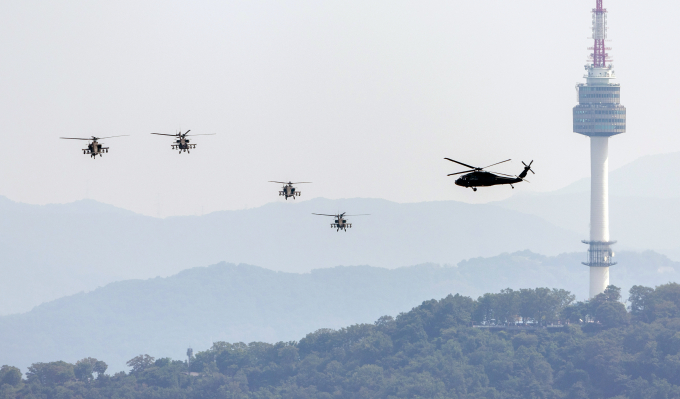 윤석열 대통령이 다음달 1일 국군의날 임시 공휴일 지정 안건이 국무회의에서 상정·의결 시 재가할 것으로 보인다. 사진은 지난달 14일 서울 종로구 광화문 일대에서 육군 아파치 헬기가 국군의 날 행사 준비 훈련 비행을 하는 모습. /사진=뉴시스