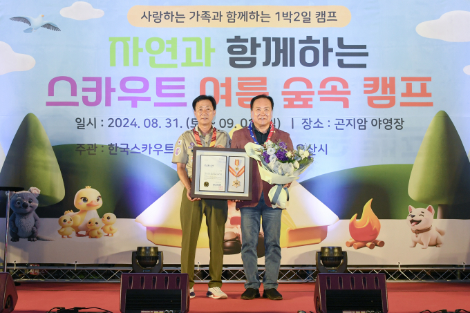 이권재 오산시장(오른쪽)이 훈장수상을 하고 기념촬영을 하고있다 / 사진제공=오산시