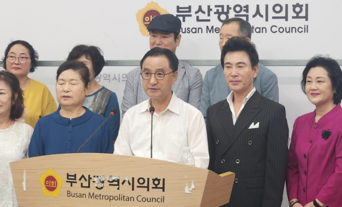 최봉환 금정구의원이 3일 지지자들과 함께 금정구청장 보궐선거 공식 출마 기자회견을 하고 있다./사진=김동기 기자