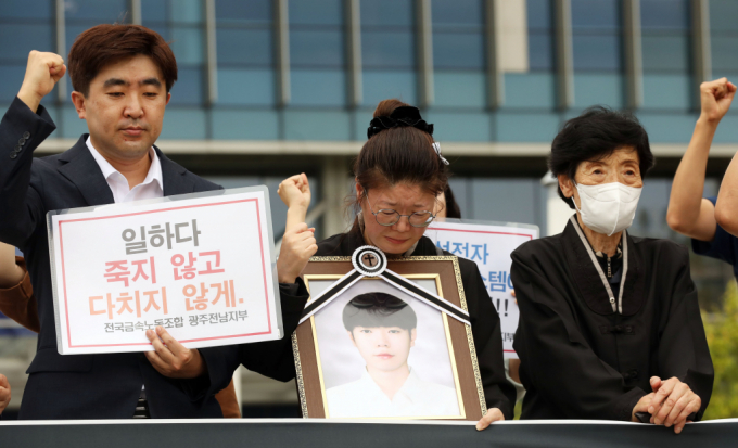 폭염 속 에어컨 설치작업하다 온열질환으로 사망한 A씨 유가족이 3일 광주고용노동청 앞에서 기자회견하고 있다. / 사진=뉴스1 