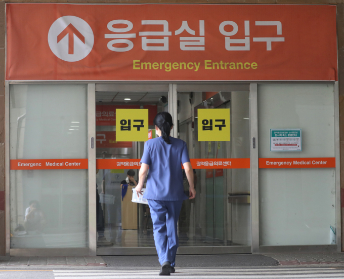 경증 비응급 환자가 응급의료센터를 방문할 경우 건강보험 본인부담금을 90%로 인상하는 안이 추석연휴부터 적용될 예정이다. 사진은 아주대학교병원 응급실로 의료진이 들어가는 모습. /사진=뉴스1