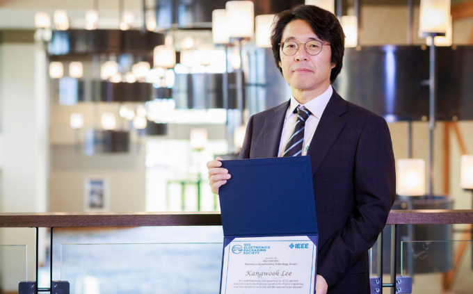 이강욱 SK하이닉스 부사장이 3일 대만 타이베이 난강전시장에서 열린 '이종집적 글로벌 서밋 2024'에서 'AI(인공지능) 시대를 위한 HBM과 어드밴스드 패키징 기술'을 주제로 발표를 진행했다. / 사진=SK하이닉스 