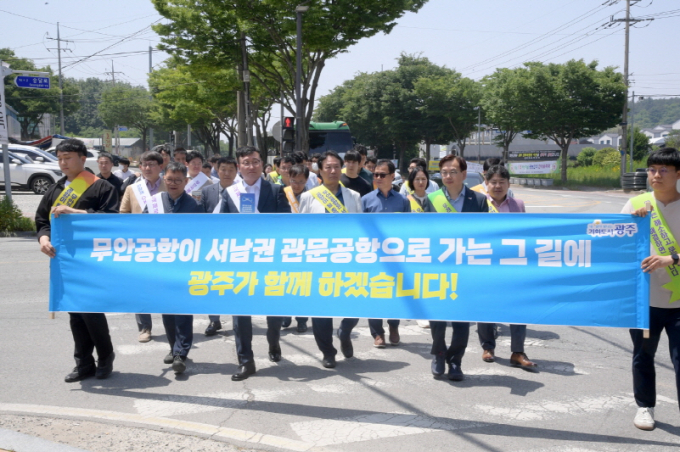 고광완 광주광역시 행정부시장과 공직자들이  5월24일 오일장이 열리는 무안읍 장터에서 상인들에게 민·군 통합공항 이전 효과 등을 홍보하고 있다. /광주광역시