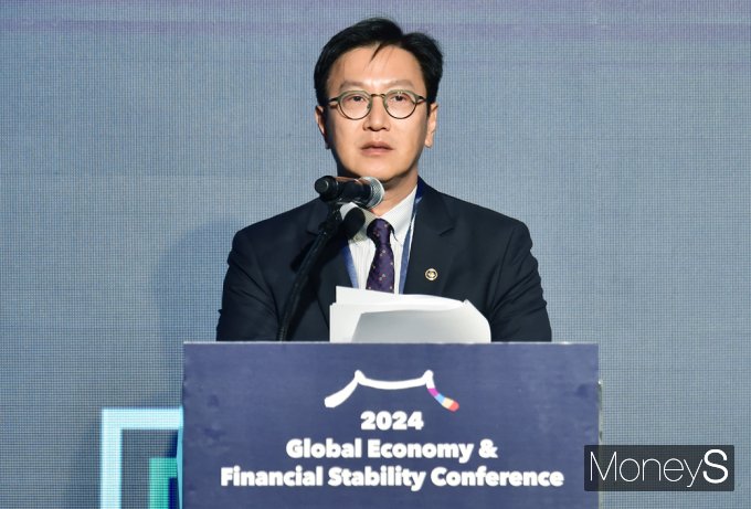 [머니S포토] 기재부 김범석 