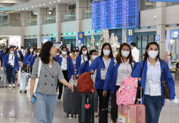 필리핀 가사관라시가 한 달 동안 직무 및 특화 교육을 거쳐 3일부터 첫 출근에 나섰다. 사진은 지난달 6일 인천국제공항을 통해 입국하는 가사관리사들의 모습. /사진=뉴스1