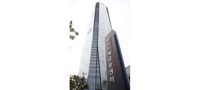 HUG는 지난 7월 분양보증 보증료율 관련 외부 연구용역을 실시한 결과 인상 의견이 23.8%로 나타났다. 사진은 부산광역시에 소재한 HUG 본사 사옥 /사진 제공=HUG