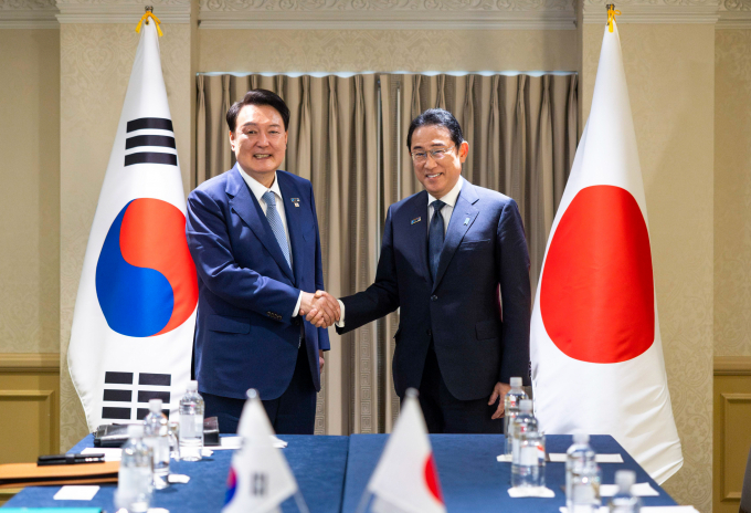 기시다 후미오 일본 총리가 오는 6~7일 방한한다. 사진은 윤석열 대통령(왼쪽)이 지난 7월10일(현지시각) 미국 워싱턴DC 윌러드 인터콘티넨탈 호텔에서 열린 한·일 정상회담에서 기시다 총리와 악수하는 모습. /사진=뉴시스(공동취재) 