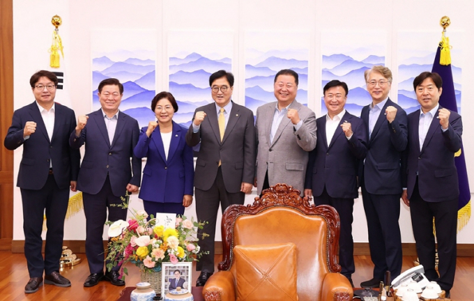 김이강 광주광역시 서구청장(오른쪽 두번째)이 3일 우원식 국회의장을 만나 지역 특색에 맞는 '기후 대응' 사업을 추진할 수 있도록 중앙정부의 도움을 요청하고 기념촬영하고 있다./사진=광주 서구청