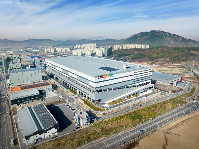 쿠팡이 2026년까지 3조원을 투자해 지방 물류 인프라와 일자리를 확대할 계획이다. 사진은 쿠팡 대구 FC. /사진=쿠팡