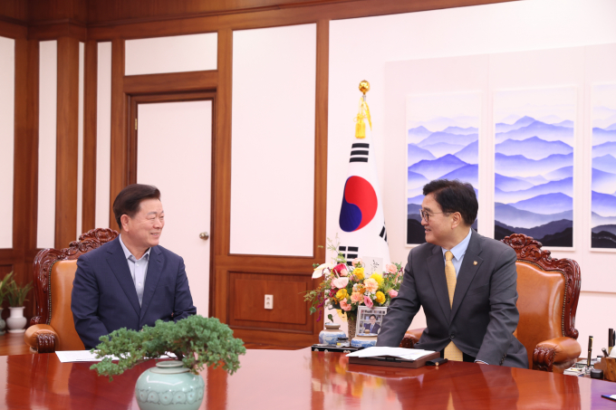 박승원 광명시장(왼쪽)이  3일 국회에서 우원식 국회의장(오른쪽)과 기후위기 대응·탄소중립 방안을 논의하고 있다. /사진제공=광명시