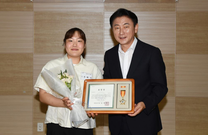 김동근 의정부시장(오른쪽)이 '올해의 청년상' 봉사 부문 수상자인 손희수씨와 기념촬영하고 있다. / 사진제공=의정부시