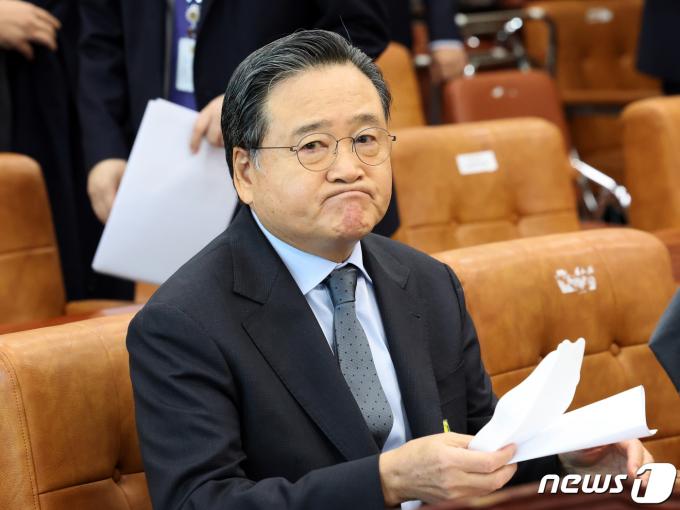 허영인 SPC그룹 회장이 1일 오전 서울 여의도 국회 환경노동위원회에서 열린 '산업재해 관련 청문회'에 출석해 생각에 잠겨 있다. 2023.12.1/뉴스1 ⓒ News1 황기선 기자