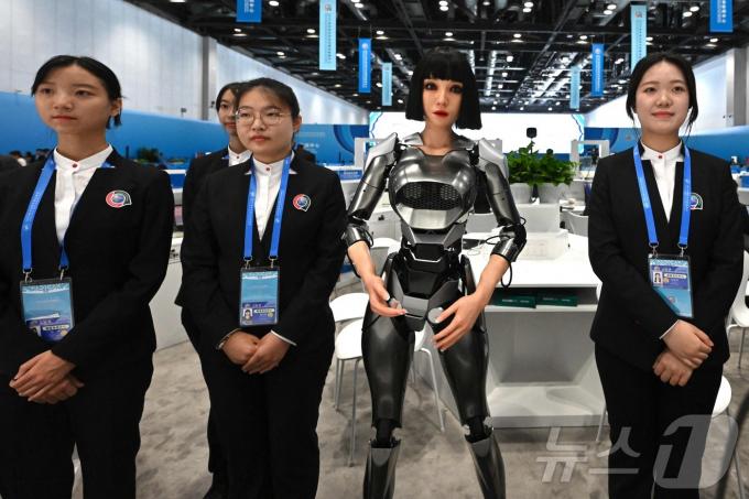 [사진] [포토]베이징 FOCAC 도우미 로봇 '샤오 치'를 소개합니다