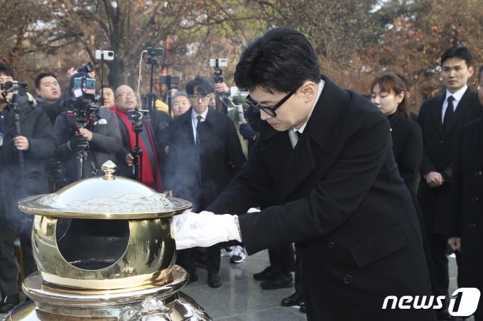 한동훈 국민의힘 비상대책위원장이 1일 오전 서울 동작구 국립서울현충원을 찾아 박정희 前 대통령 묘역을 참배하고 있다. (국민의힘 제공) 2024.1.1/뉴스1 ⓒ News1 임세영 기자