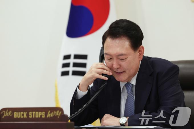 윤석열 대통령이 3일 오후 서울 용산 대통령실 집무실에서 또 럼(To Lam) 베트남 당서기장 겸 국가주석과 전화 통화를 하고 있다. 이날 윤 대통령은 또 럼 베트남 당 서기장과 양국 관계 발전 방안에 대해 의견을 교환했다. (대통령실 제공) 2024.9.3/뉴스1 ⓒ News1 박지혜 기자