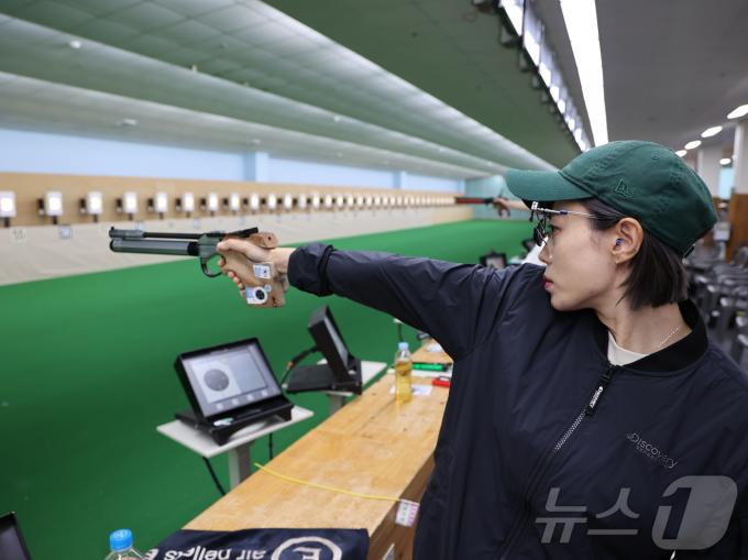 2024 파리올림픽 은메달리스트 김예지가 22일 전남 나주 전남국제사격장에서 열린 '제54회 봉황기 전국사격대회'에서 과녁을 조준하고 있다. 이날 경기에서 김예지는 공기권총 단체1위, 개인 1위를 기록했다. (대한사격연맹 제공) 2024.8.22/뉴스1
