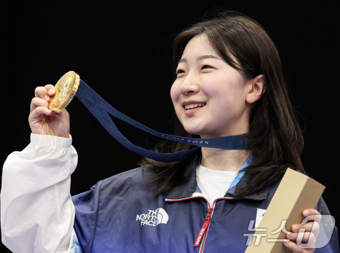 대한민국 사격 대표팀 반효진이 29일(한국시간) 프랑스 샤토루 슈팅 센터에서 열린 2024 파리올림픽 사격 공기소총 10m 여자 시상식에서 금메달을 들어보이고 있다. 2024.7.29/뉴스1 ⓒ News1 이동해 기자