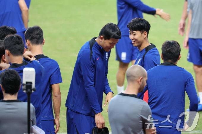[사진] 환한 얼굴로 대화하는 손흥민·김민재