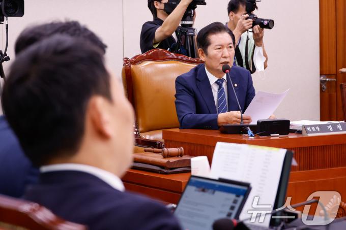 [사진] 특활비 '명절 떡값' 의혹 지적하는 정청래 위원장