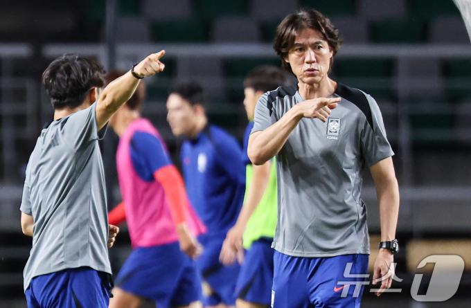 대한민국 축구 국가대표팀 홍명보 감독이 3일 오후 경기 고양시 고양종합운동장에서 가진 소집훈련에서 선수들을 지켜보고 있다. 대표팀은 오는 5일 서울 상암월드컵경기장에서 팔레스타인과 2026 국제축구연맹(FIFA) 북중미 월드컵 3차 예선 1차전을 치른다. 2024.9.3/뉴스1 ⓒ News1 김도우 기자