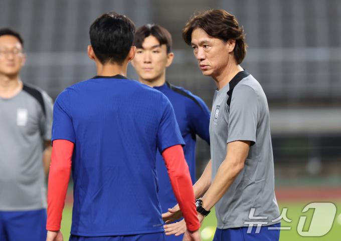 [사진] 손흥민과 대화 나누는 홍명보 감독
