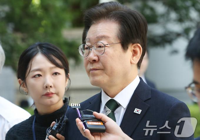 이재명 더불어민주당 대표가 3일 서울 서초구 서울중앙지방법원에서 열린 '대장동 배임·성남FC 뇌물' 등 공판에 출석하고 있다. 2024.9.3/뉴스1 ⓒ News1 임세영 기자