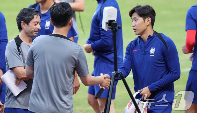 대한민국 축구 국가대표팀 이강인이 3일 오후 경기 고양시 고양종합운동장에서 가진 소집훈련을 참석하며 코치진과 인사를 나누고 있다. 대표팀은 오는 5일 서울 상암월드컵경기장에서 팔레스타인과 2026 국제축구연맹(FIFA) 북중미 월드컵 3차 예선 1차전을 치른다. 2024.9.3/뉴스1 ⓒ News1 김도우 기자