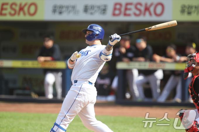 1일 오후 대구 삼성라이온즈파크에서 열린 프로야구 '2024 신한 SOL 뱅크 KBO리그' KIA 타이거즈와 삼성 라이온즈의 경기, 3회말 2사 2루 상황 삼성 5번타자 박병호가 좌측 담장 넘어가는 2점 연타석 홈런을 치고 있다. 2024.9.1/뉴스1 ⓒ News1 공정식 기자