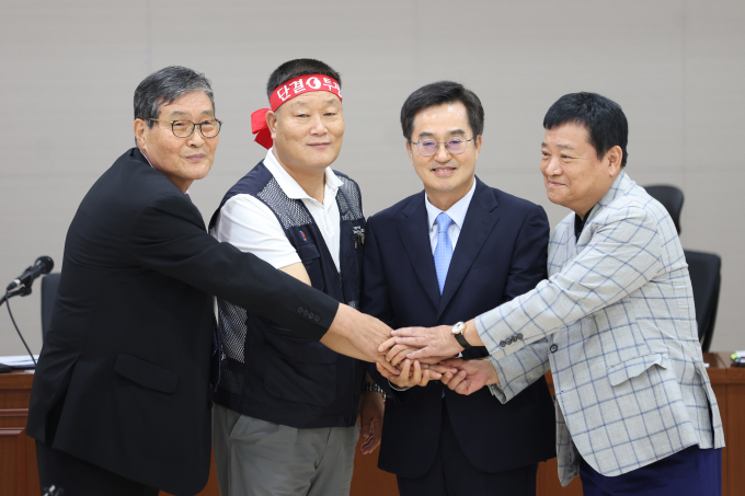 경기버스 노사 협상이 4일 극적으로 타결됐다. 왼쪽부터 경기지방노동위원회 특별조정위원회 의장(공익위원)， 이기천 경기도버스노동조합협의회 의장， 김동연 경기도지사， 김기성 경기도버스운송사업조합 이사장. 사진제공=경기도 